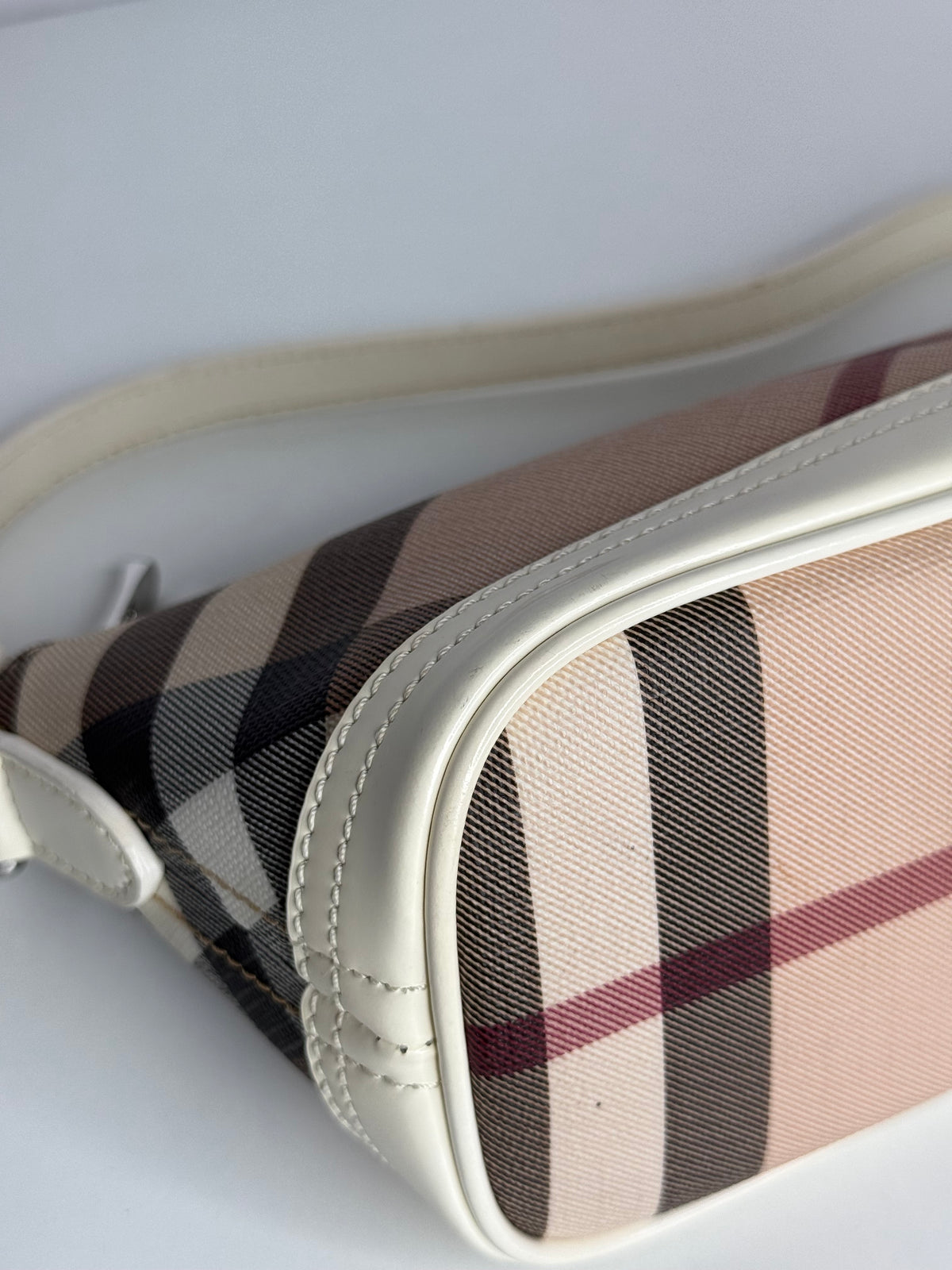 Burberry Nova Check Mini Boat Pochette White Patent Leather (1)