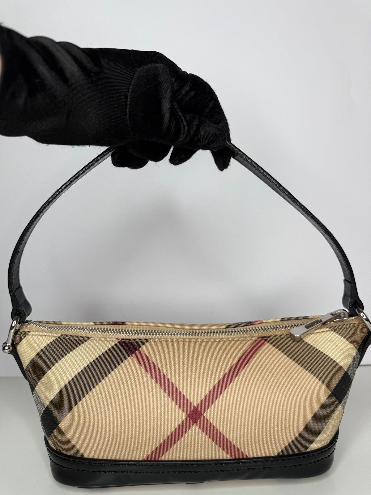 Burberry Nova Check Mini Boat Pochette Black Patent Leather (2)