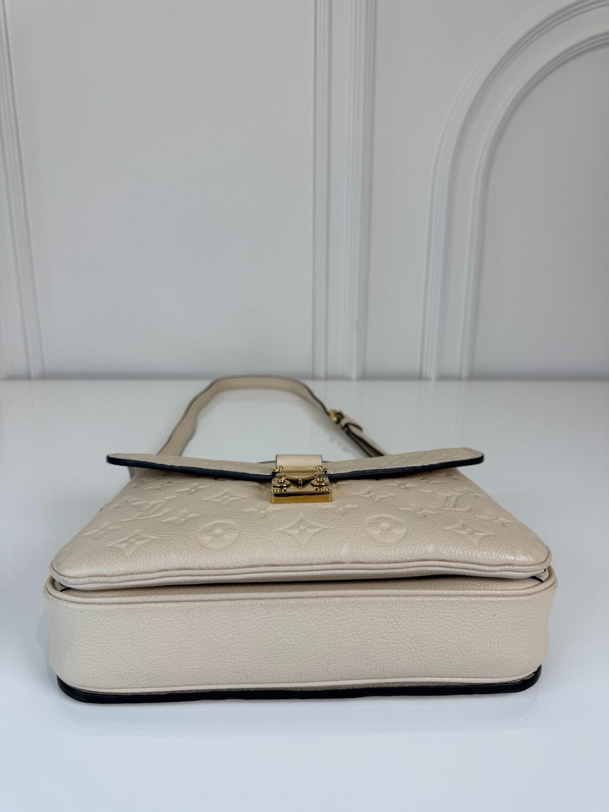 Louis Vuitton Pochette Métis Crème Monogram Empreinte Leather