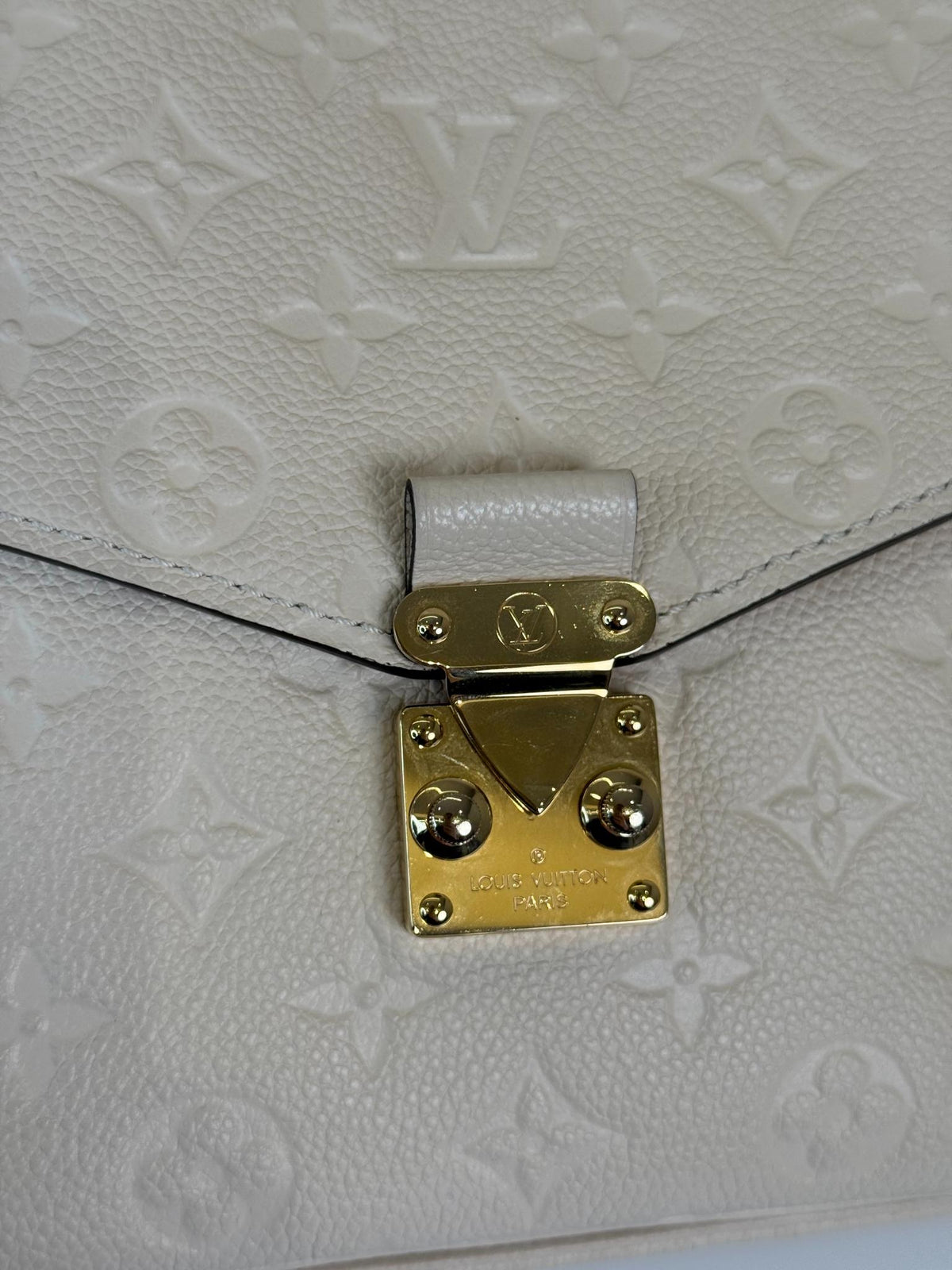 Louis Vuitton Pochette Métis Crème Monogram Empreinte Leather