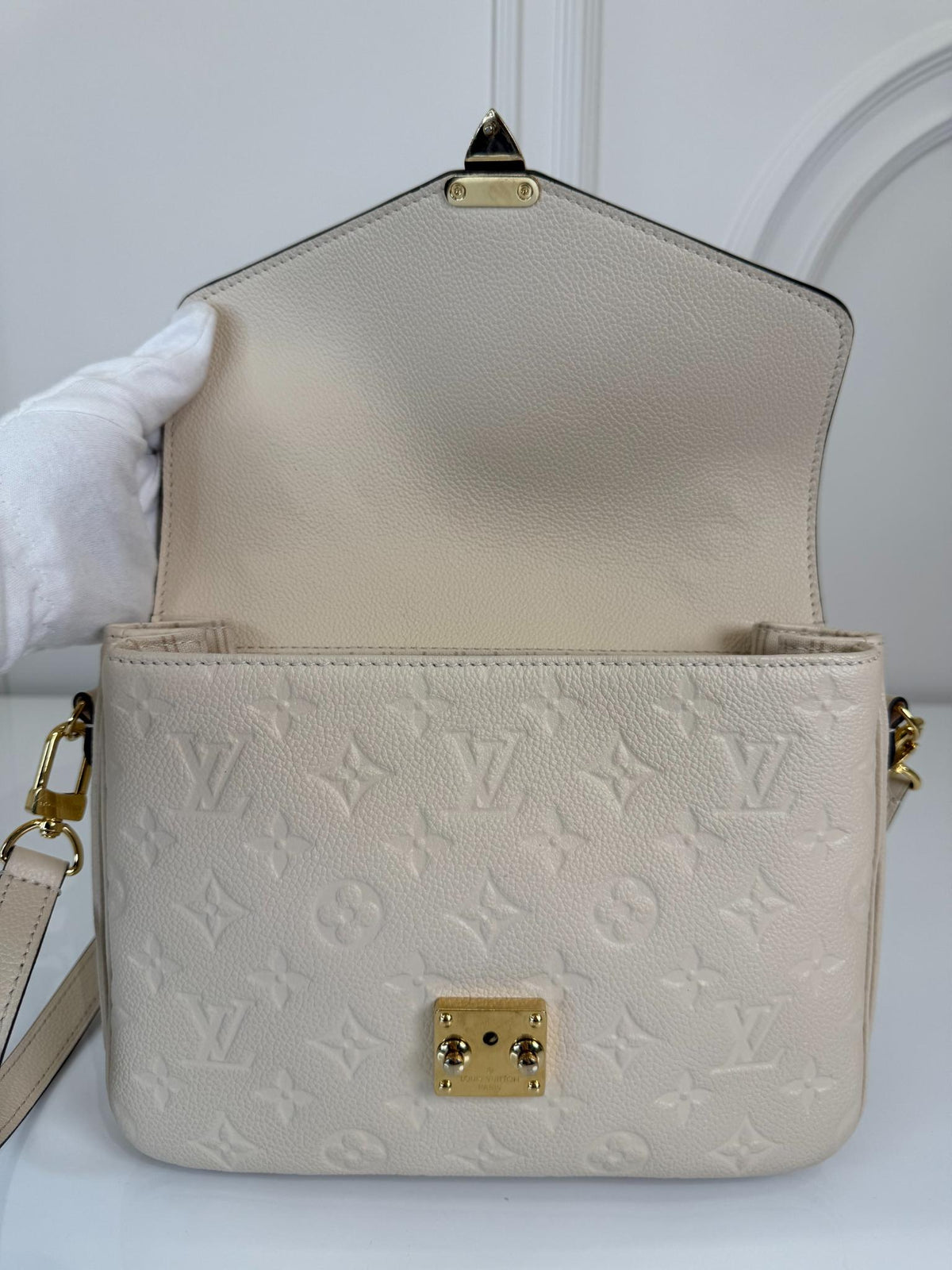Louis Vuitton Pochette Métis Crème Monogram Empreinte Leather