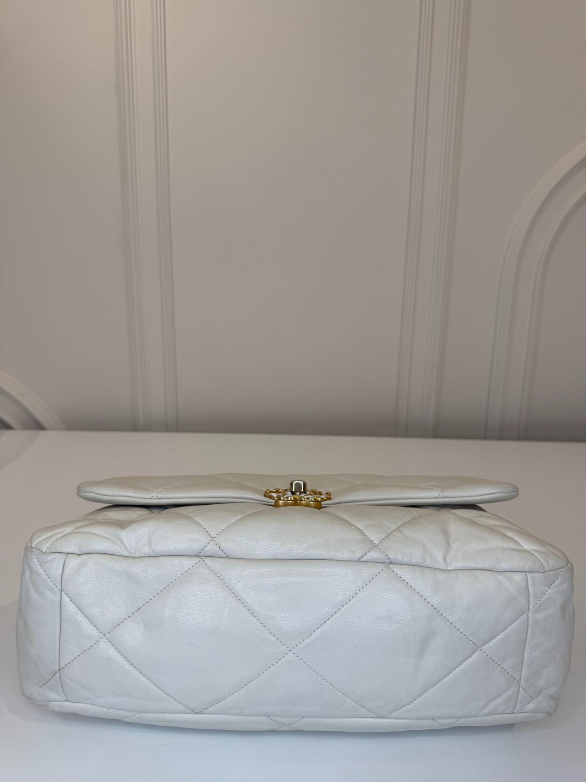 Chanel 19 White Quilted Lambskin Maxi Flap Gold/Ruthenium Hardware