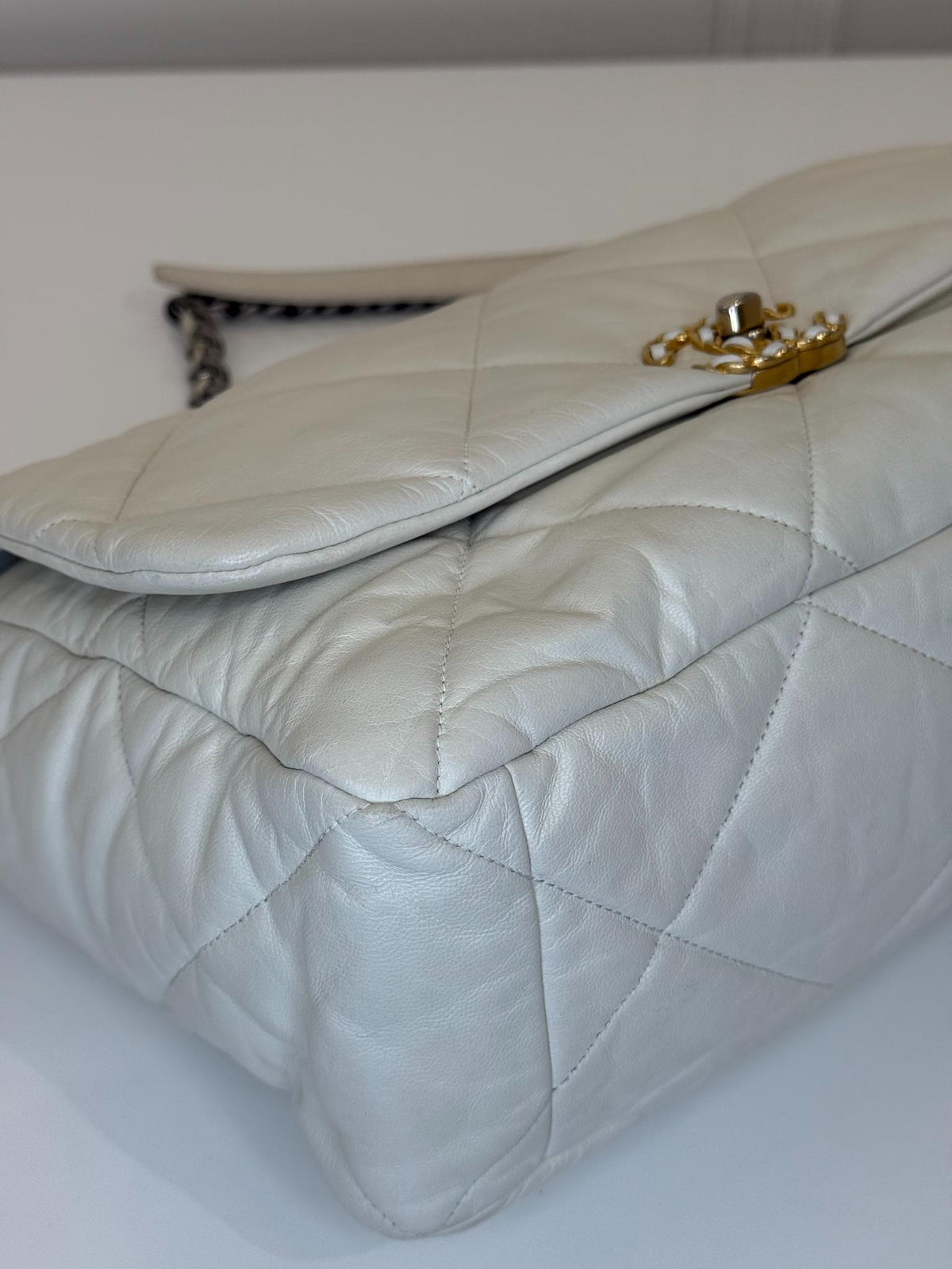 Chanel 19 White Quilted Lambskin Maxi Flap Gold/Ruthenium Hardware