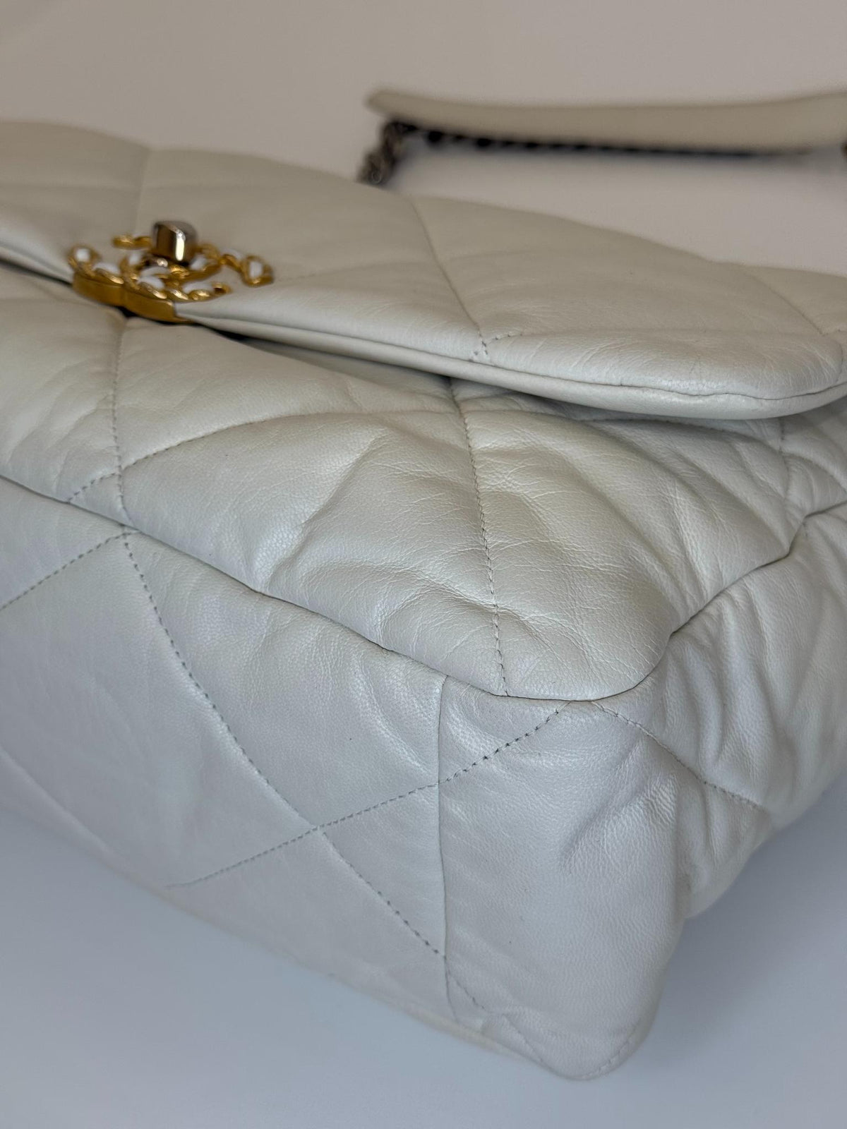 Chanel 19 White Quilted Lambskin Maxi Flap Gold/Ruthenium Hardware