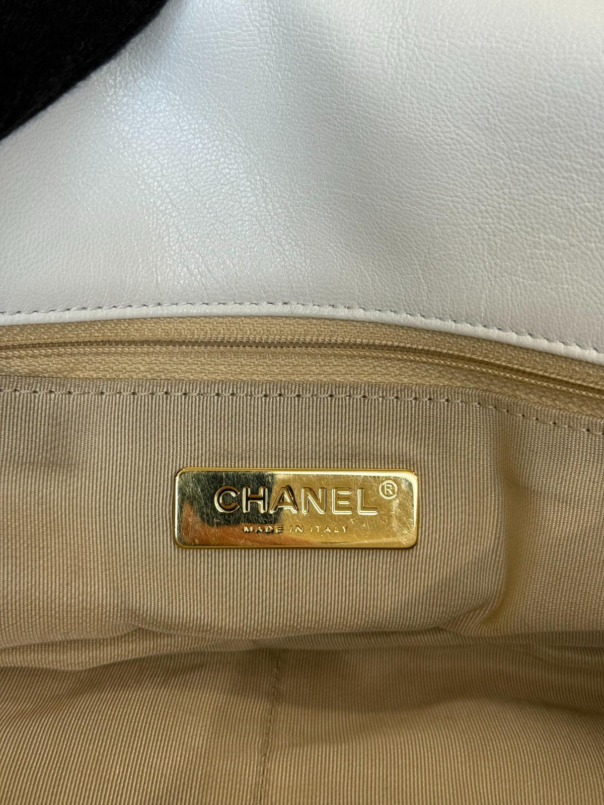Chanel 19 White Quilted Lambskin Maxi Flap Gold/Ruthenium Hardware