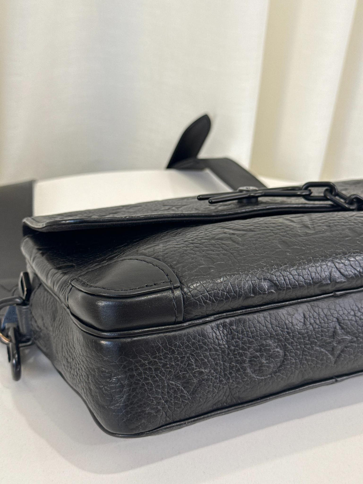 Louis Vuitton Men’s Steamer Wearable Wallet Black Taurillon