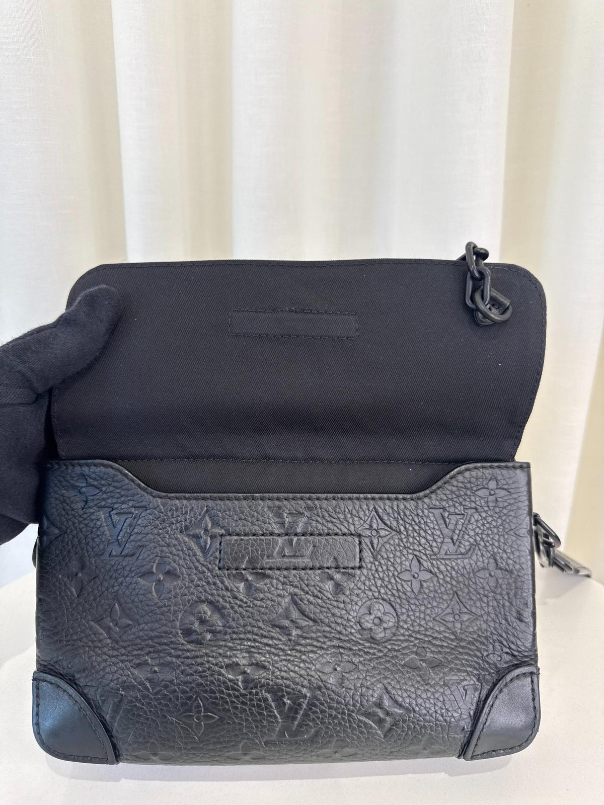 Louis Vuitton Men’s Steamer Wearable Wallet Black Taurillon
