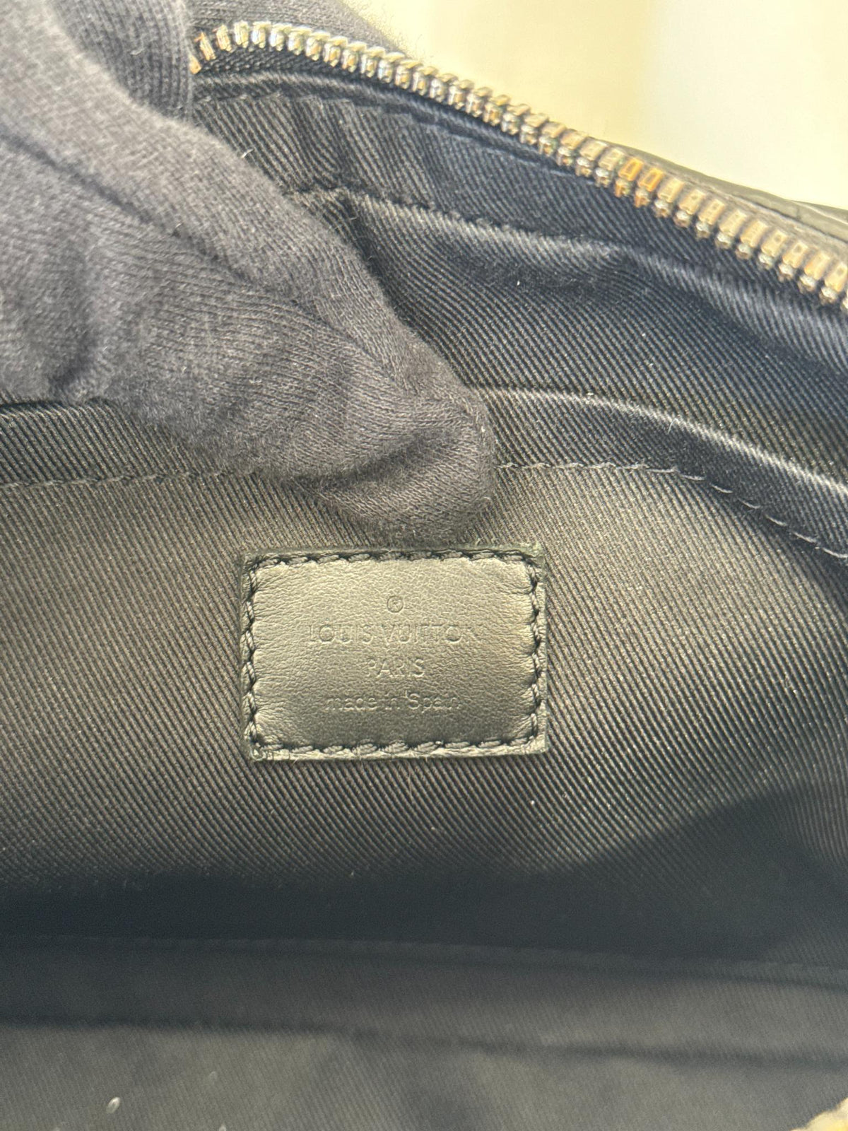 Louis Vuitton Men’s Steamer Wearable Wallet Black Taurillon