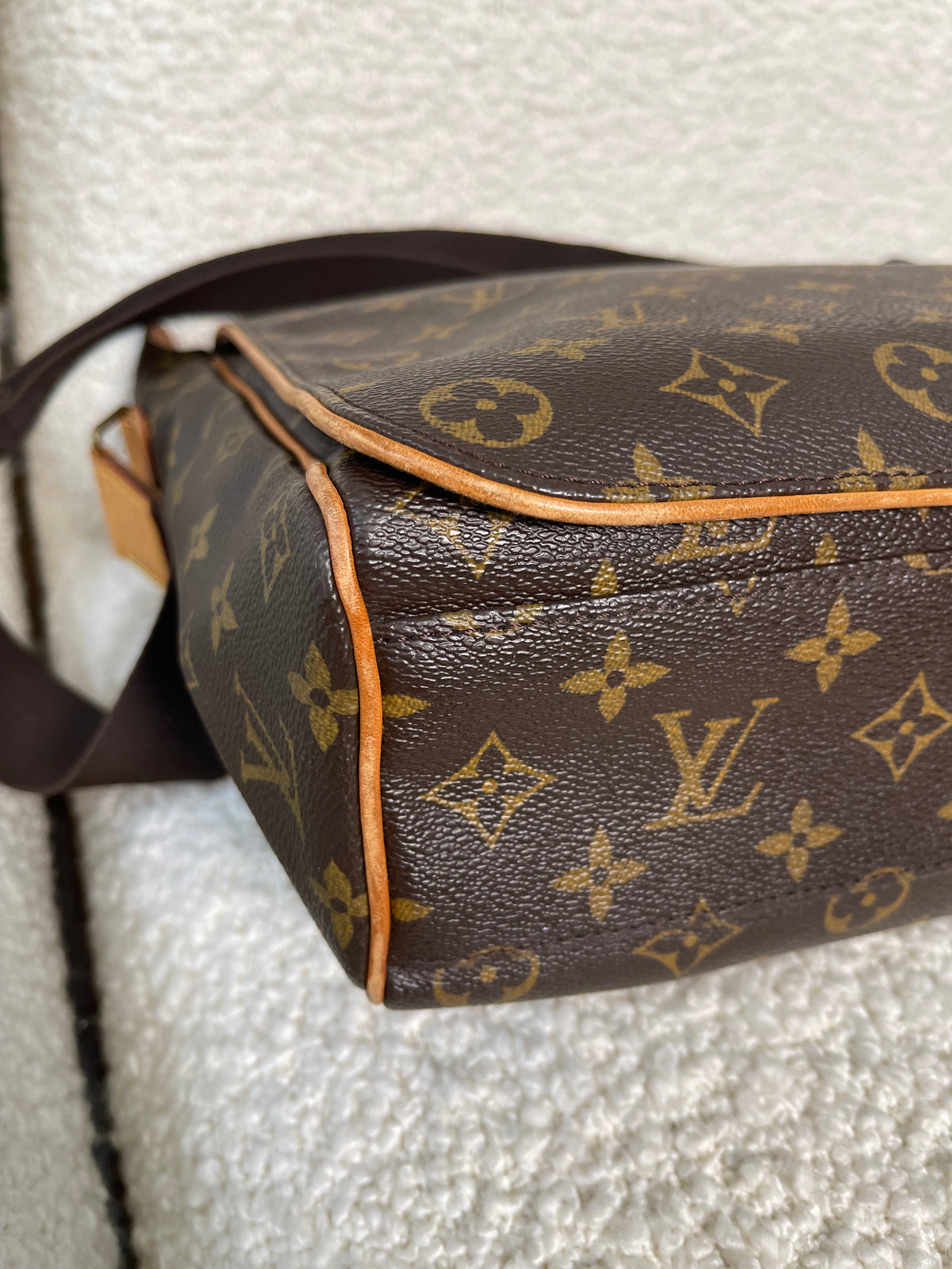 Louis Vuitton Aves Monogram Canvas Messenger Bag
