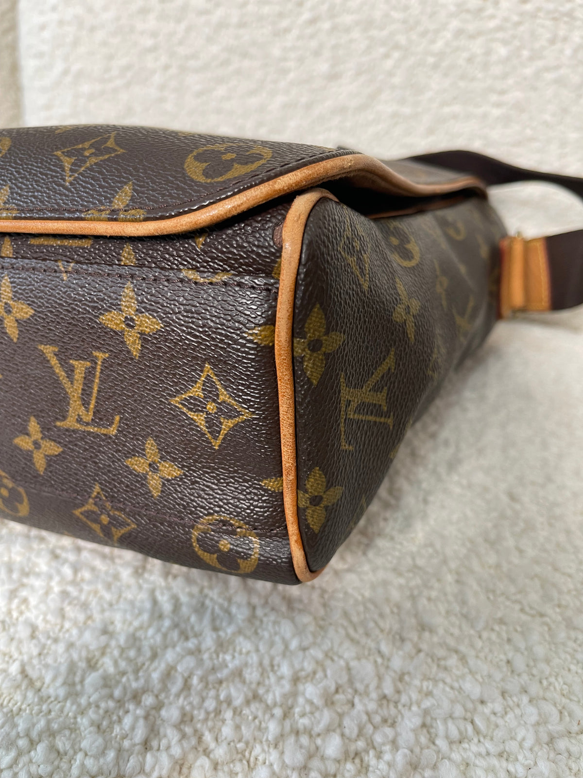 Louis Vuitton Aves Monogram Canvas Messenger Bag