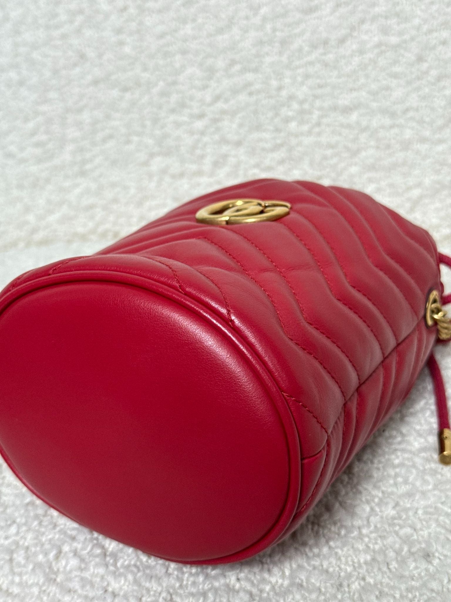 Gucci GG Marmont Small Bucket Bag Calfskin Matelasse Hibiscus Red