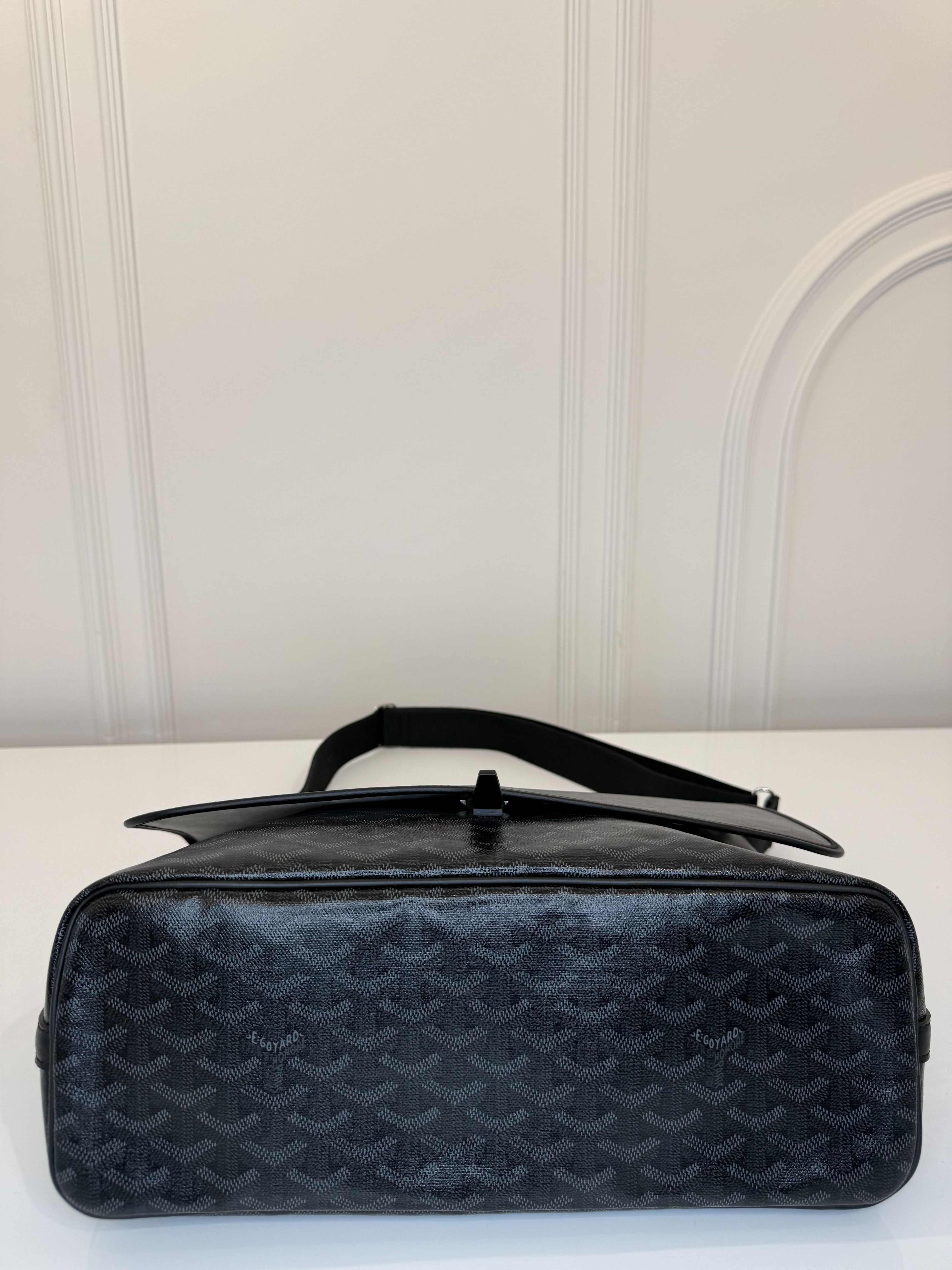Goyard Goyardine Capetien Messenger Bag Black