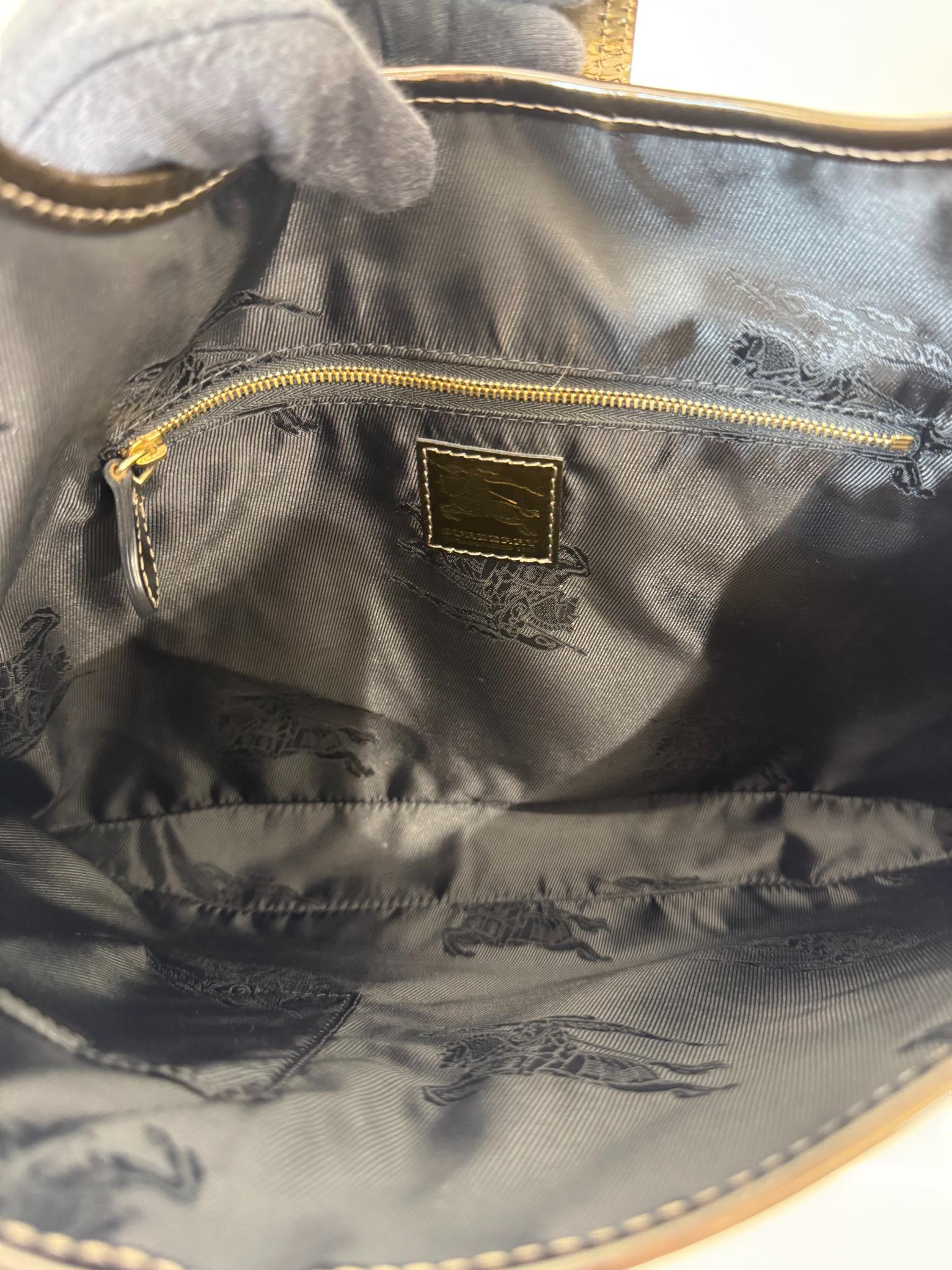 Burberry Lackleder Patent Leather Hobo Bag Khaki