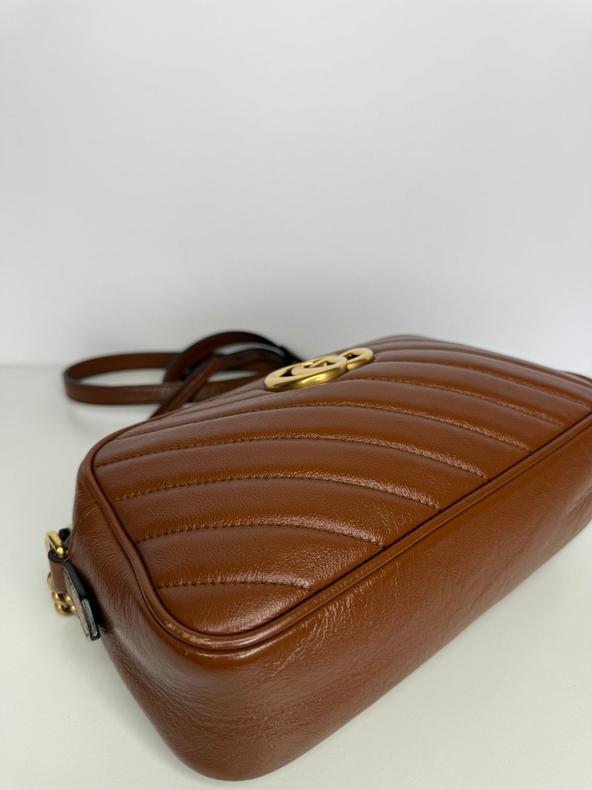 Gucci GG Marmont Glazed Calfskin Matelasse Diagonal Small Chain Shoulder Bag Cuir