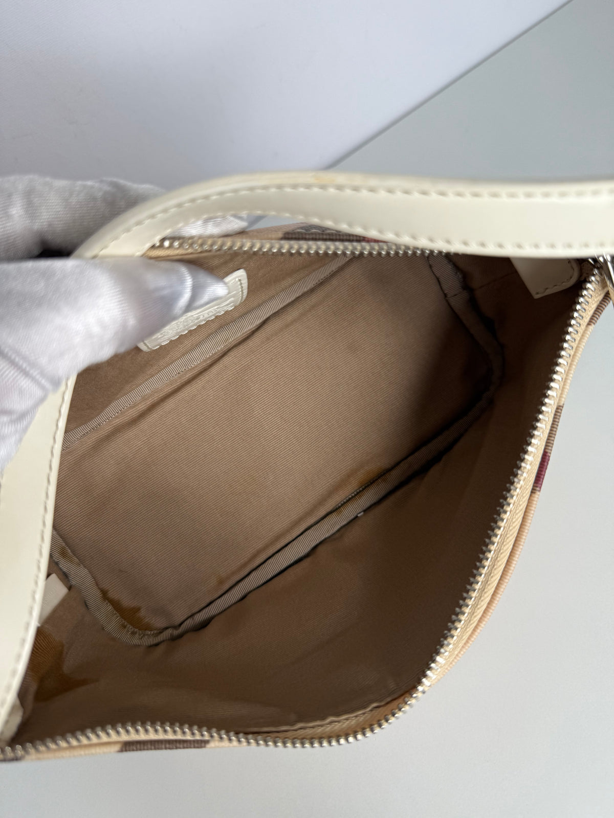 Burberry Nova Check Mini Boat Pochette White Patent Leather (1)