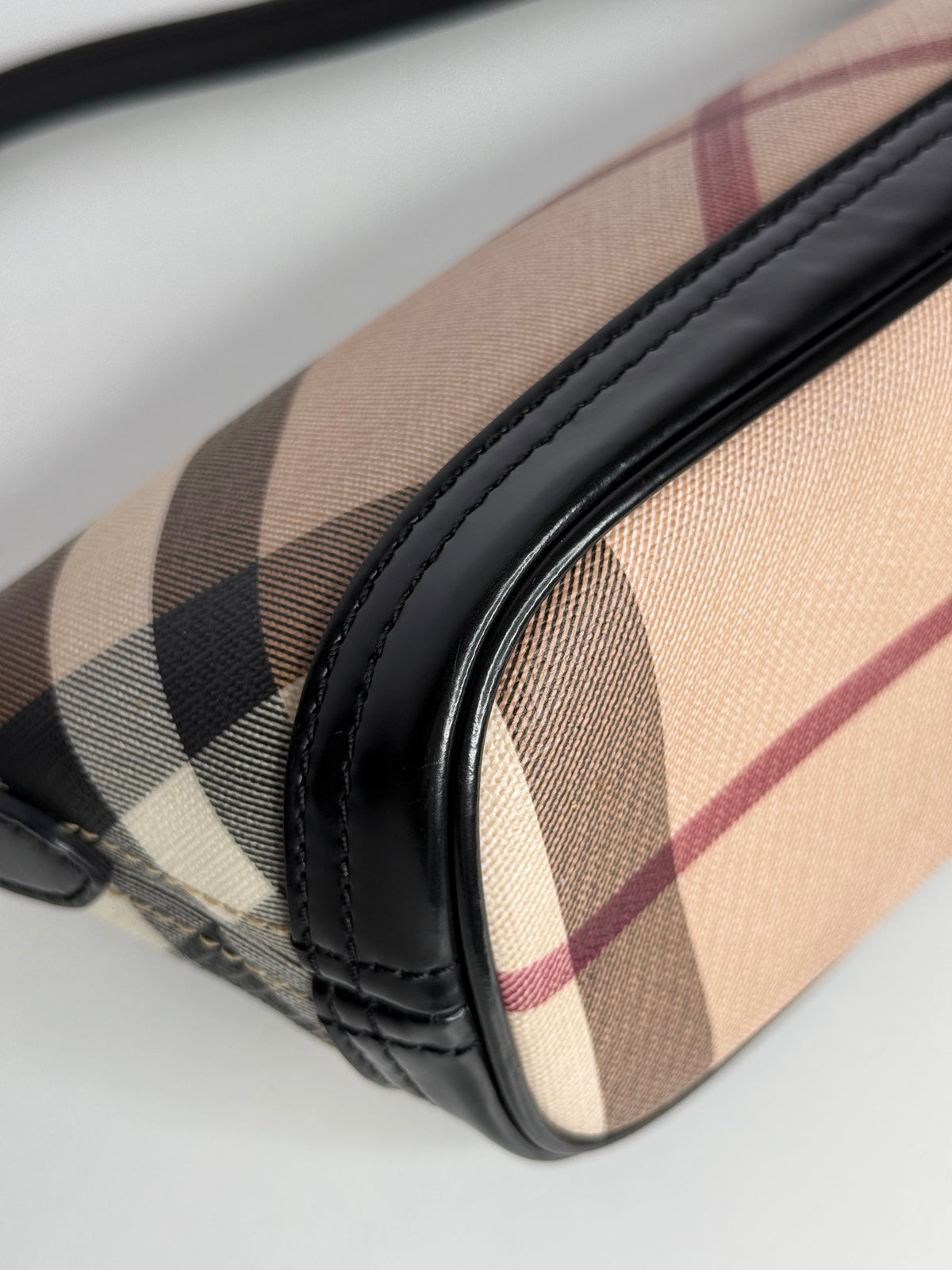 Burberry Nova Check Mini Boat Pochette Black Patent Leather (2)