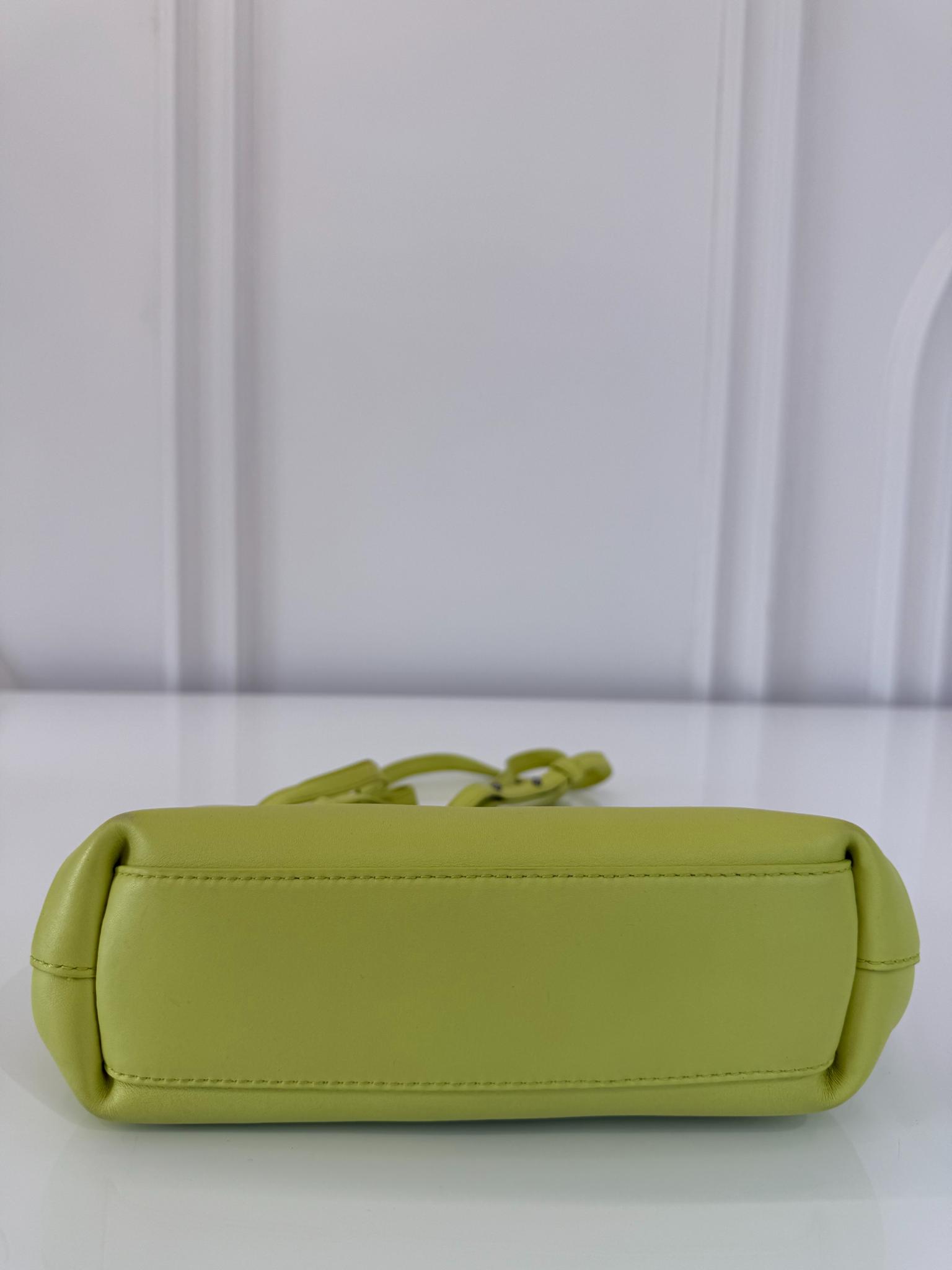 Bottega Veneta The Point Triangle Seagrass Leather Small Bag