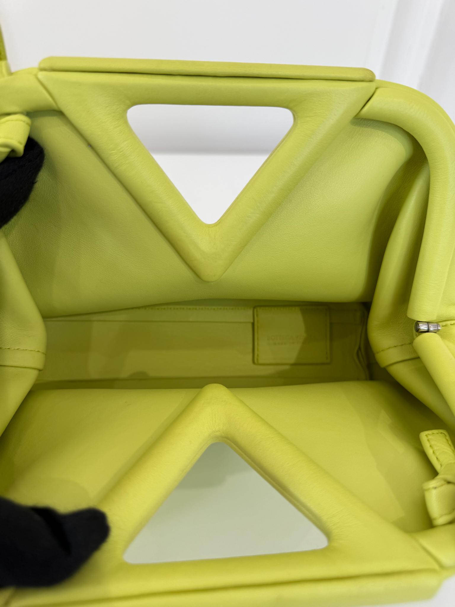 Bottega Veneta The Point Triangle Seagrass Leather Small Bag