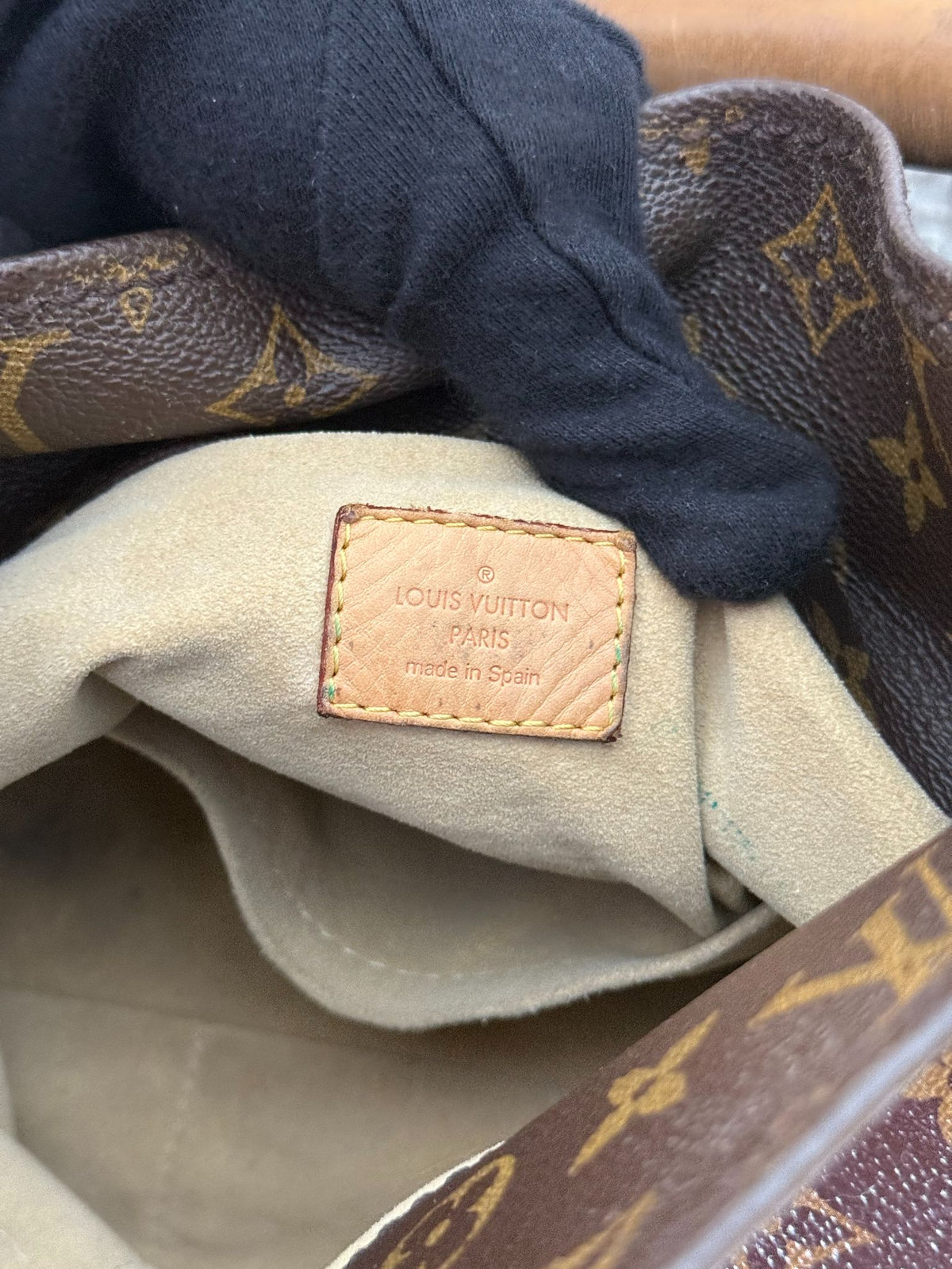 Louis Vuitton Artsy MM Monogram Canvas