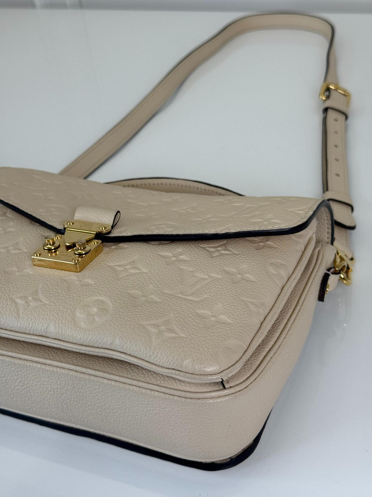 Louis Vuitton Pochette Métis Crème Monogram Empreinte Leather