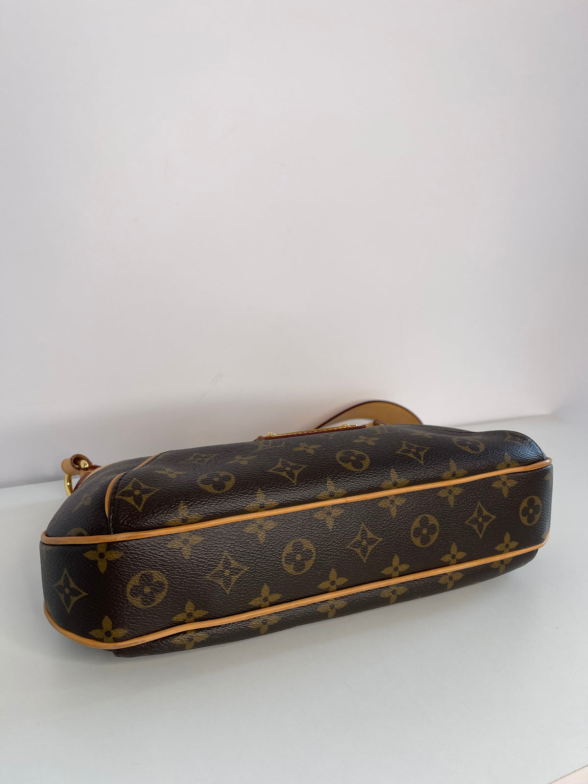 Louis Vuitton Thames PM Monogram Canvas