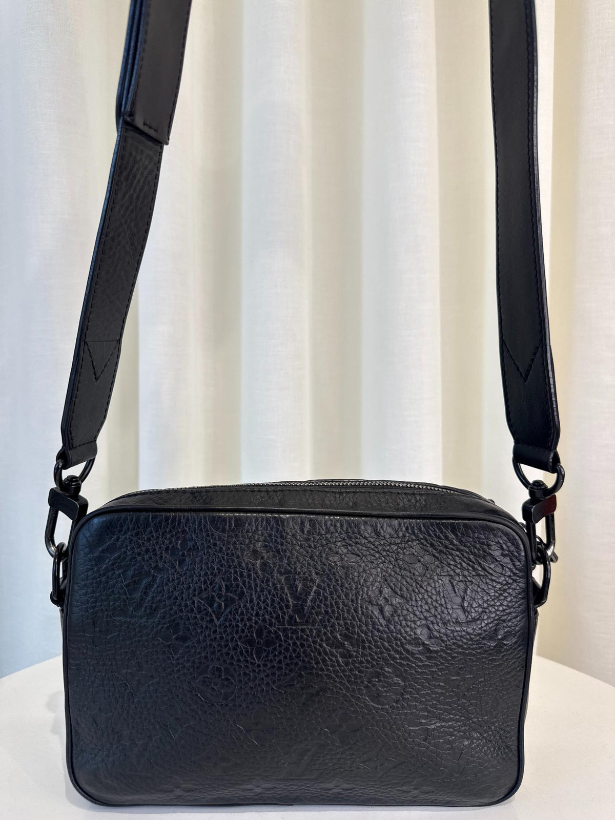 Louis Vuitton Men’s Steamer Wearable Wallet Black Taurillon