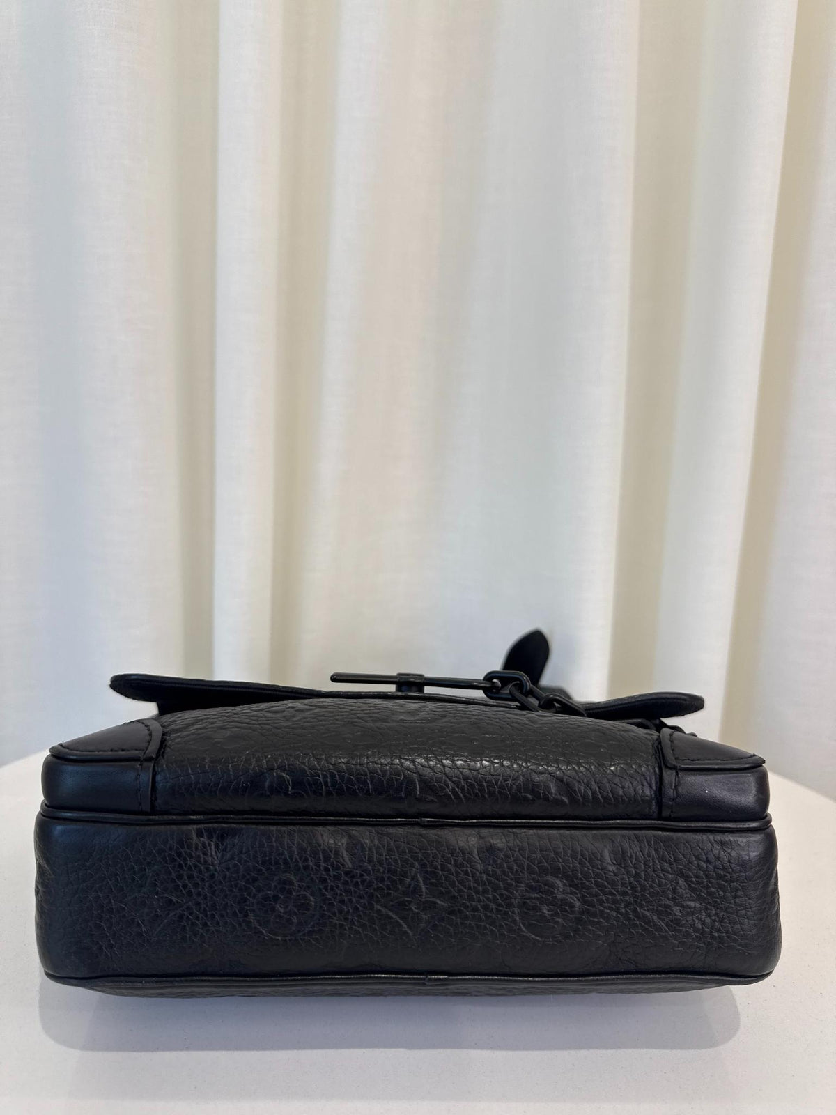 Louis Vuitton Men’s Steamer Wearable Wallet Black Taurillon