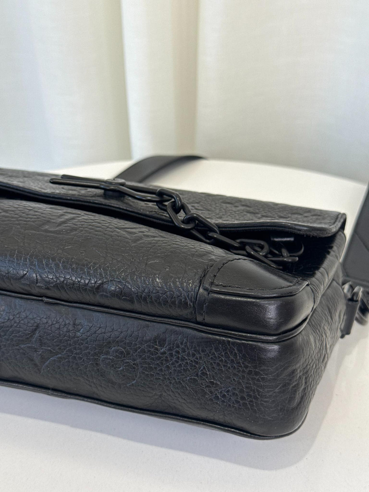 Louis Vuitton Men’s Steamer Wearable Wallet Black Taurillon
