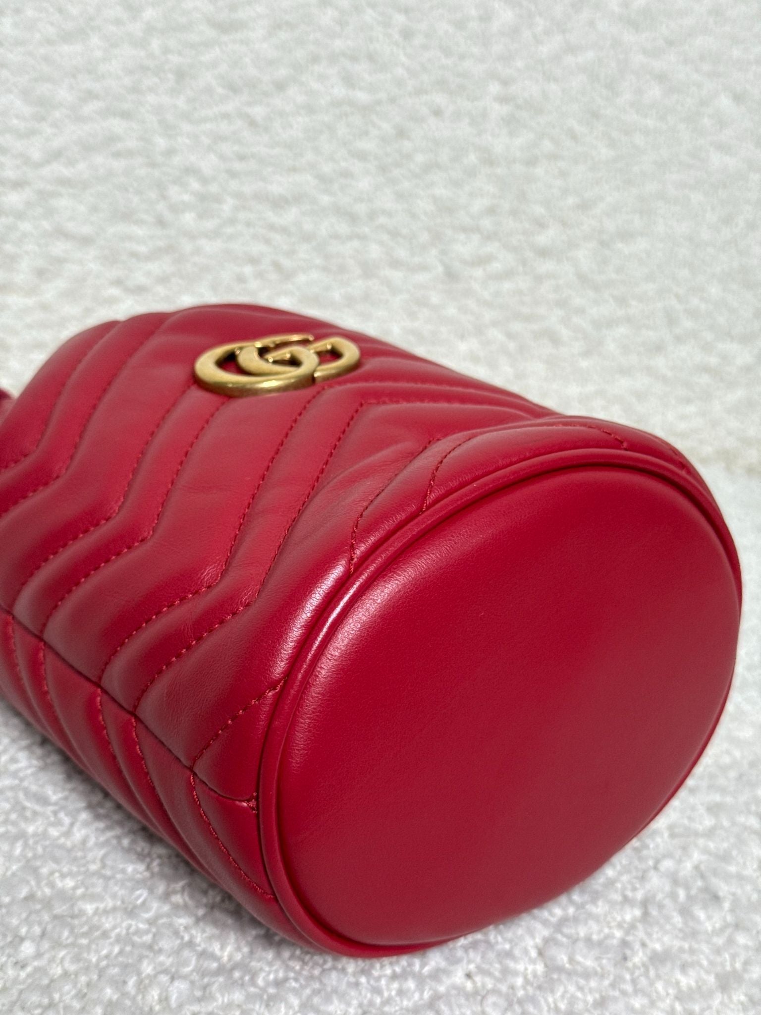 Gucci GG Marmont Small  Bucket Bag Calfskin Matelasse Hibiscus Red