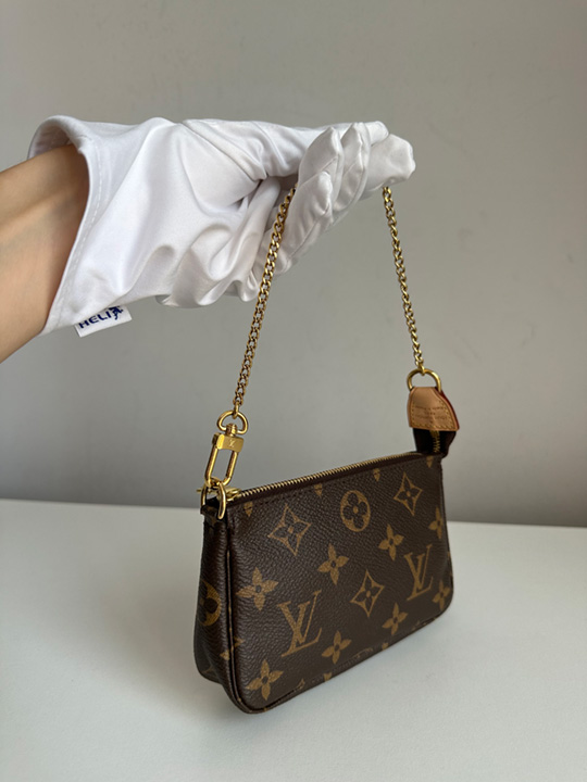 Louis Vuitton Mini Pochette Accessoires in the Monogram canvas. Great as a  wristlet purse or make up bag.